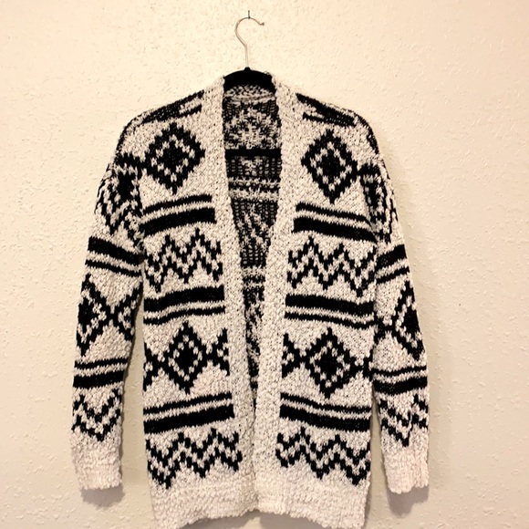 Like new back and white pattern cardigan. - Picture 1 of 2